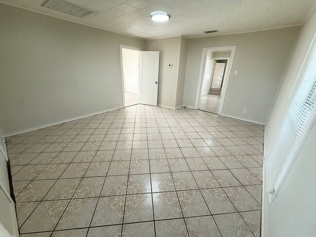 Building Photo - Updated 4 bedroom!