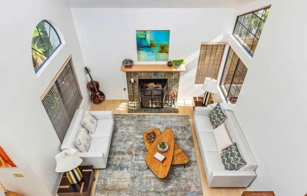 living room. furniture not included. picture taken before internal remodel. - 10734 Chinon Cir