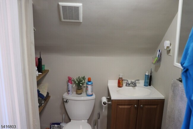 Building Photo - 327 Valley St