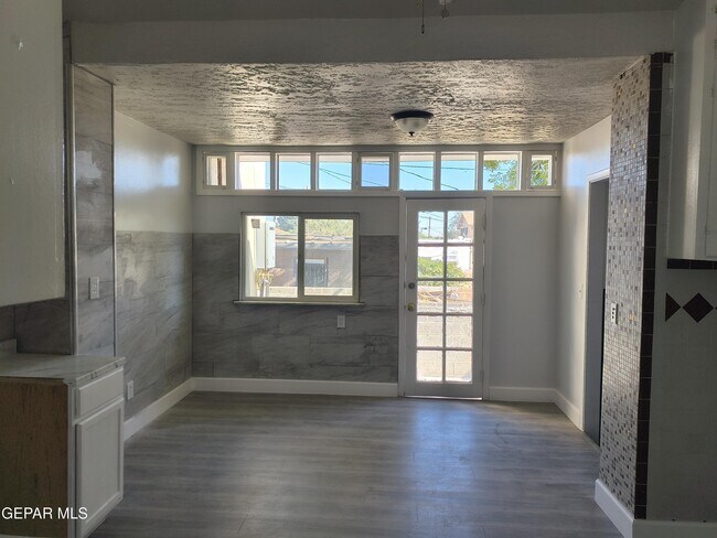 Building Photo - 714 N San Marcial St