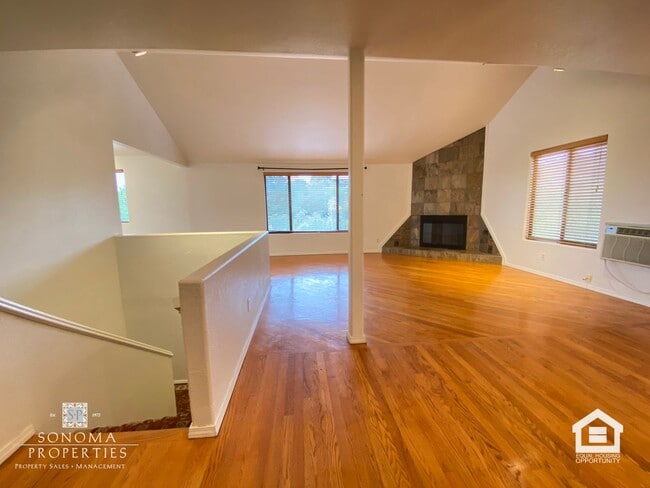 Building Photo - 3+ Bedroom / 2 Bathroom Home with Sunroom & Beautiful Views