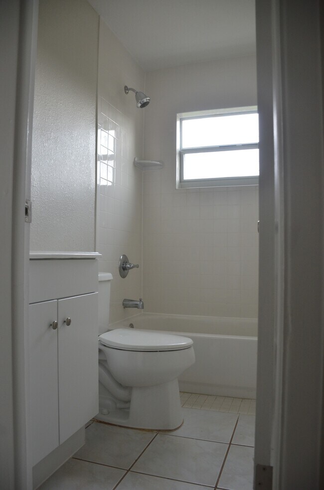 Building Photo - 480 Garden Dr S