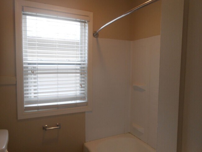 Building Photo - 2 Bed 1 Bath Apartment Near Lincoln Park