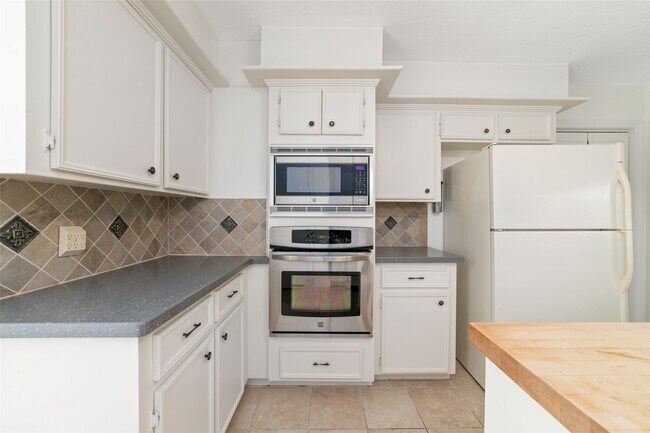 Building Photo - 11838 Riverview Dr