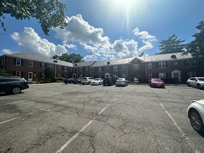 Building Photo - 205 E Glebe Rd