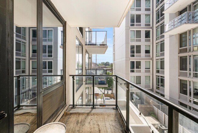 Building Photo - 160 1st St