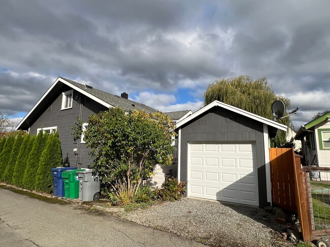 Building Photo - Gorgeous Craftsman available Now