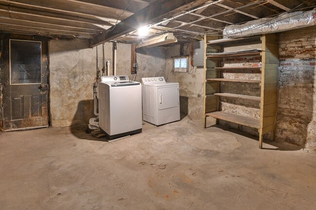 Building Photo - Large 5 Bedroom on Peffer