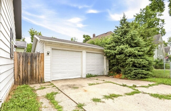 Building Photo - Updated 3BR Home with New Kitchen & 2-Car Garage