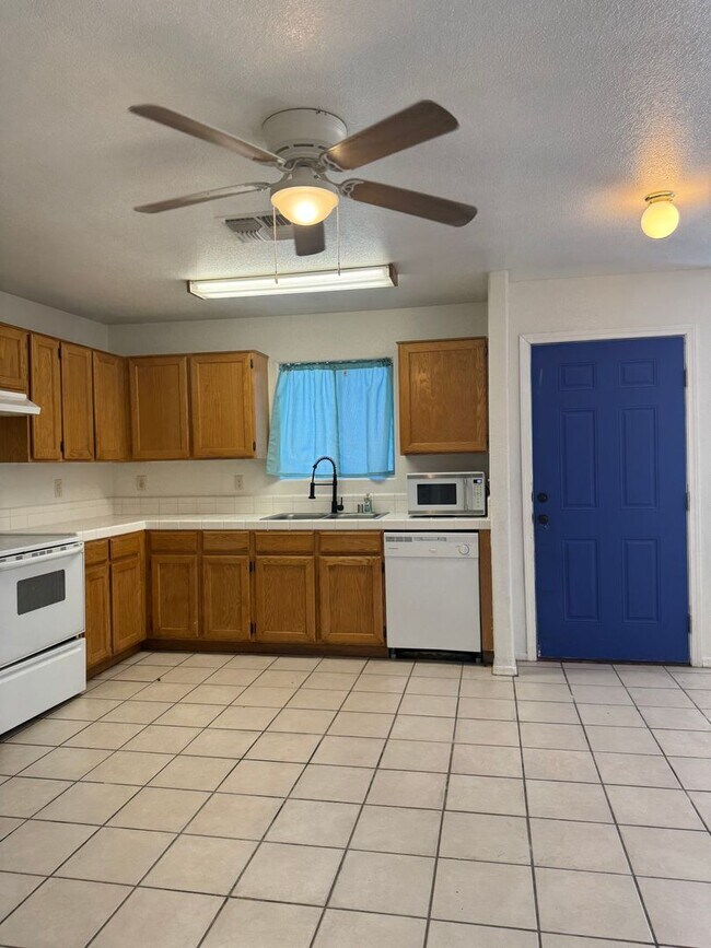 Building Photo - Cozy Updated 3-Bedroom Home Near River Acc...
