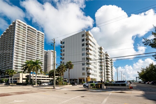 Building Photo - 7545 E Treasure Dr