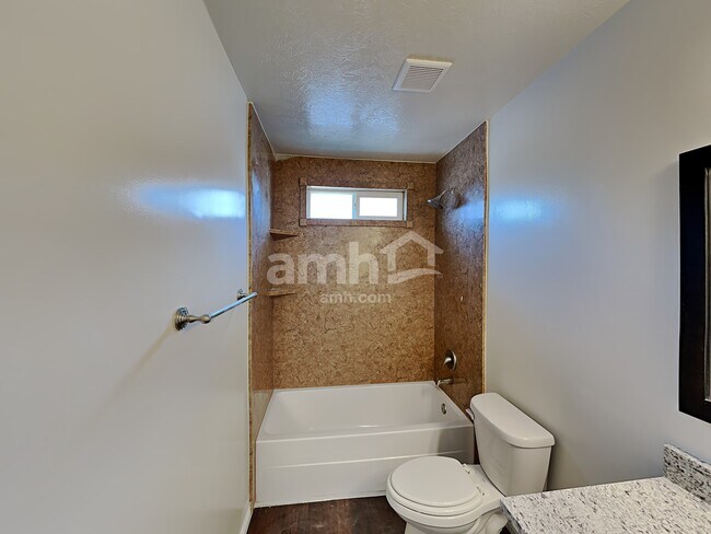 Building Photo - 949 580 E