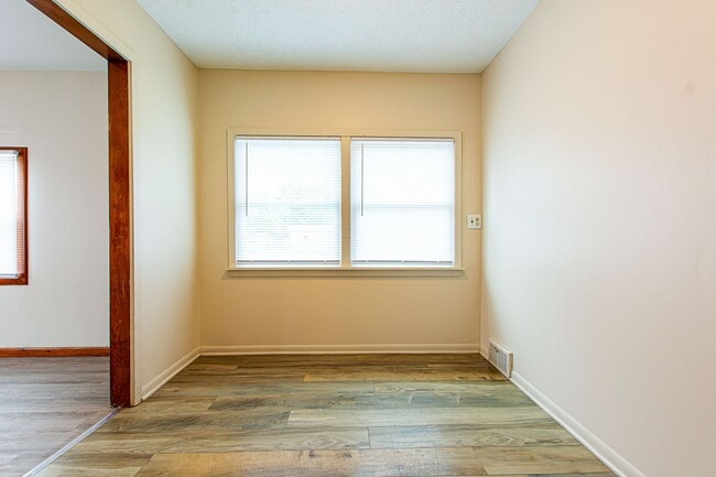 Building Photo - 2 Bedroom / 1 Bath Home in Carter Lake!