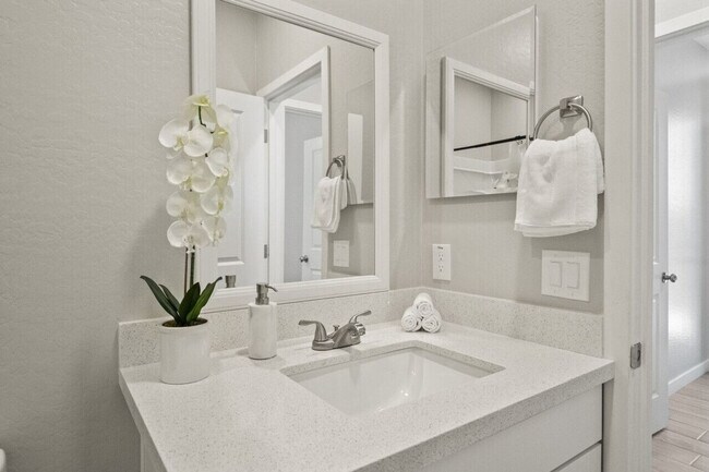 Building Photo - 6612 W Paradise Ln