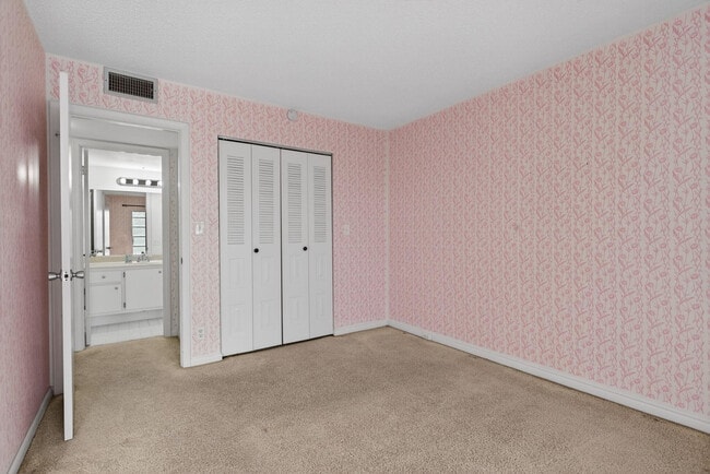 Building Photo - 1904 Bermuda Cir