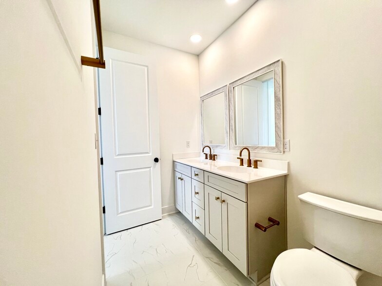Building Photo - 401 Cranford Way
