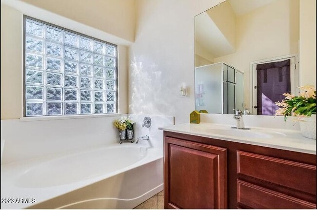 Building Photo - 2823 E Questa Dr