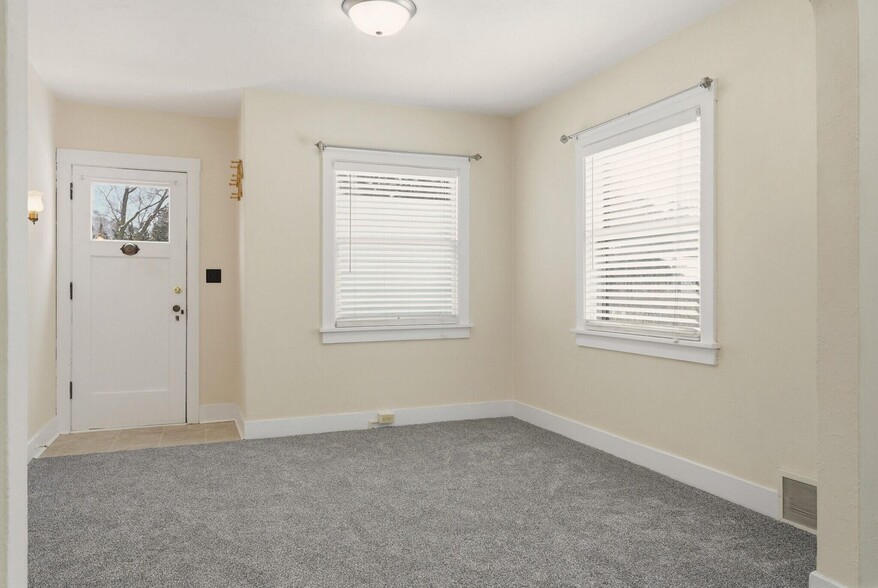 Building Photo - 304 Losey Blvd S