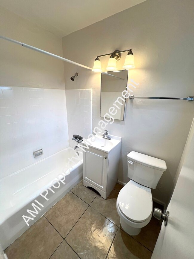 Building Photo - Move in Special!! $1/2 off 1st Month's Rent!!