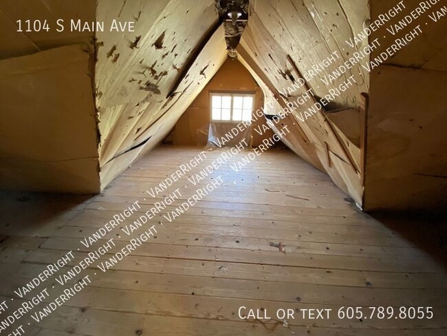 Building Photo - Charming 3 Bedroom House With Office & Fen...