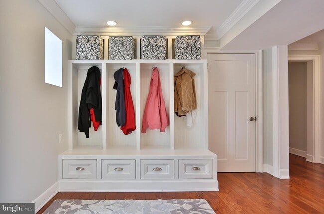 Building Photo - 6329 Linway Terrace