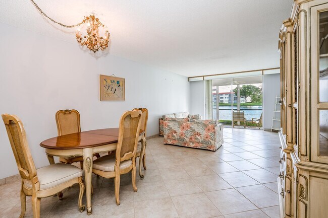 Building Photo - 9500 N Hollybrook Lake Dr