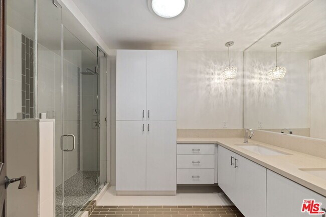 Building Photo - 664 S Highland Ave