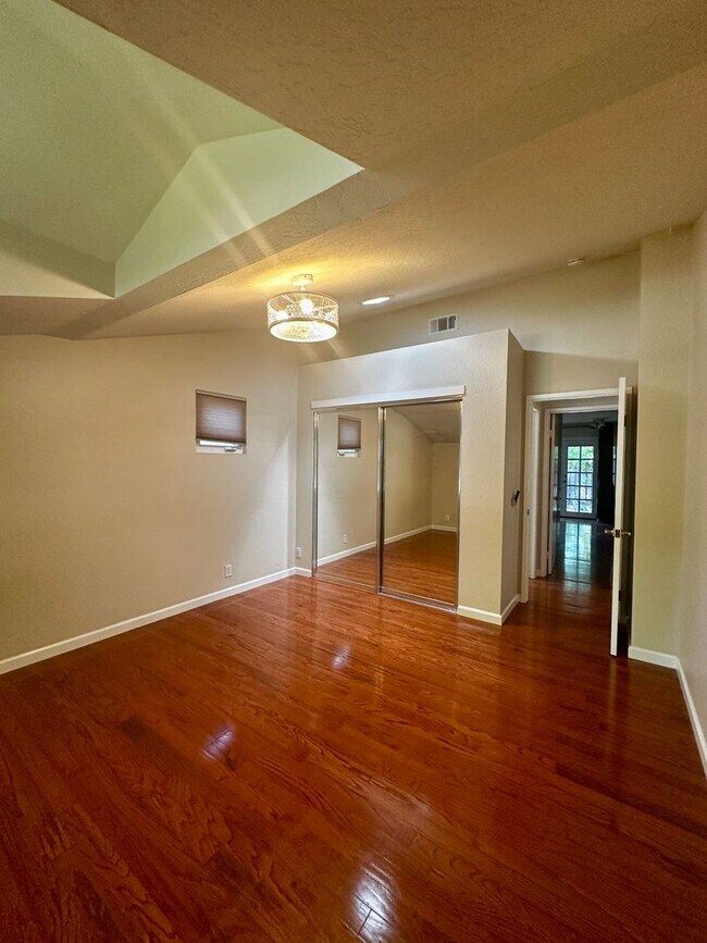 Building Photo - 4 bedroom home
