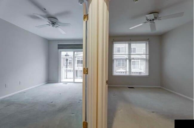 Building Photo - 320 Midland Ct