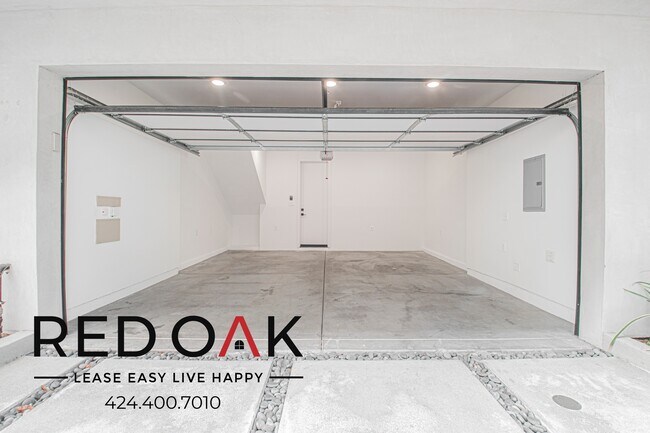 Building Photo - 18303 Oakbury Cir