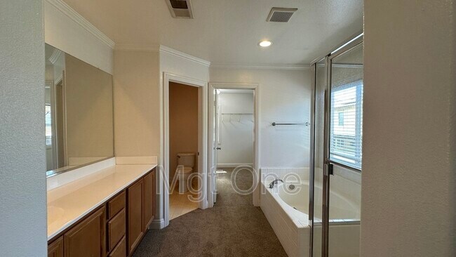 Building Photo - 564 Botan St