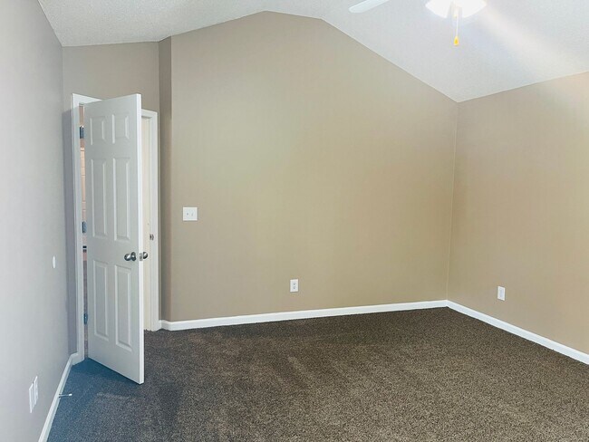 Building Photo - Welcome home! 3 Bedroom 2 Bath home in Sum...