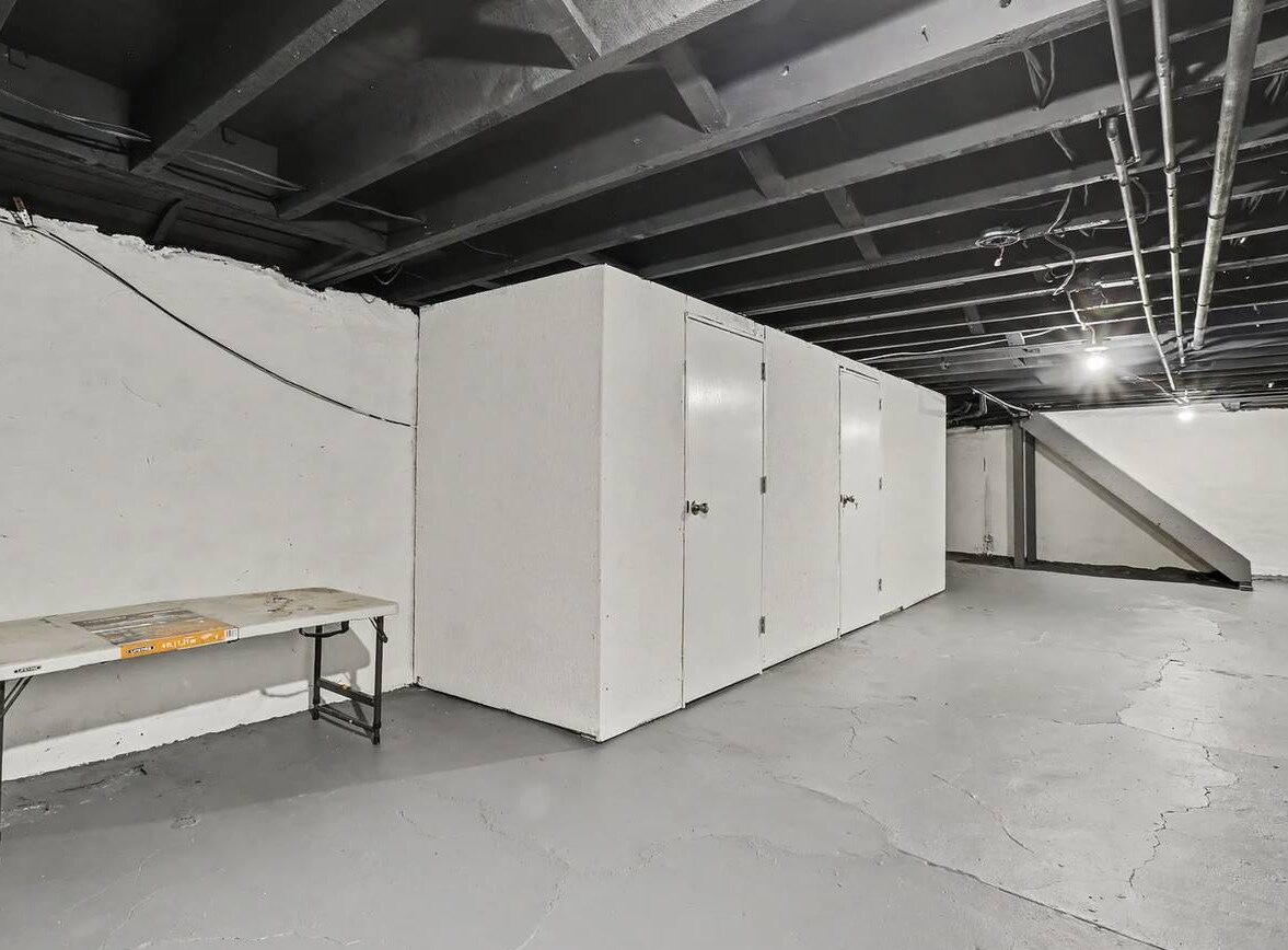 Building Photo - 2156 W Clifton Ave
