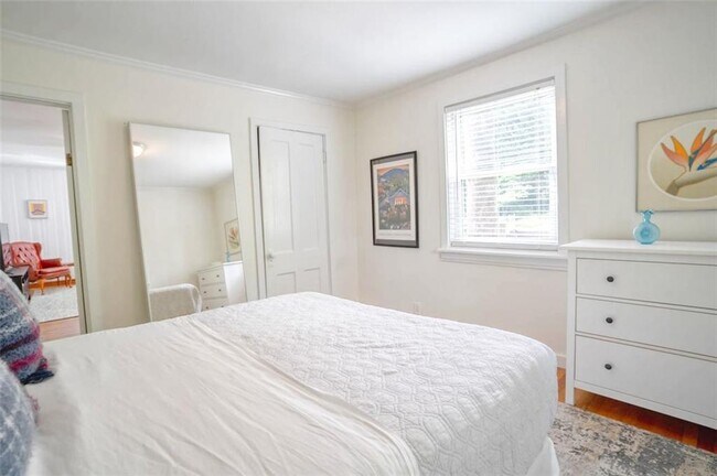 Building Photo - 883 Amsterdam Ave NE