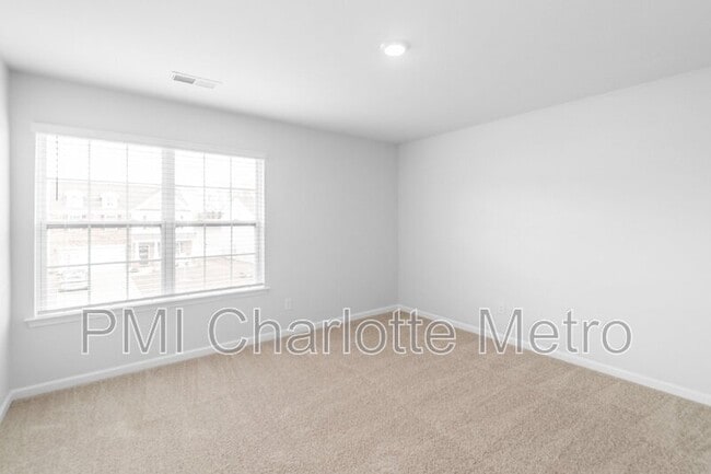 Building Photo - 8019 Rowling Dr