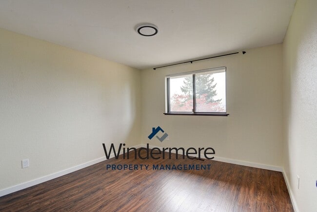 Building Photo - 3-bedroom, 2.5-bathroom With Private Beach Access