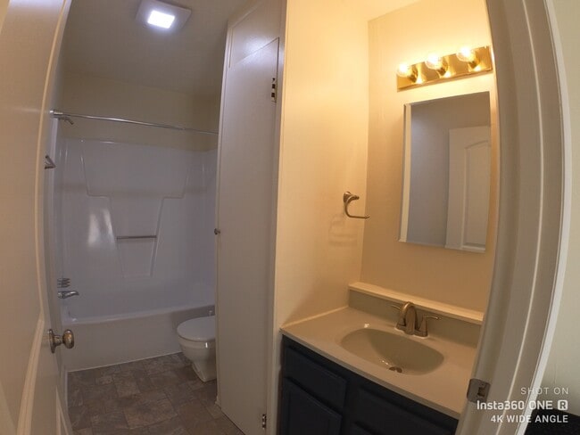 Full Bath - 3137 Josephine St