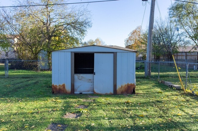 Building Photo - Spacious 2 Bedroom Home!