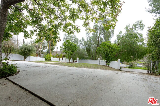 Building Photo - 19439 Oxnard St