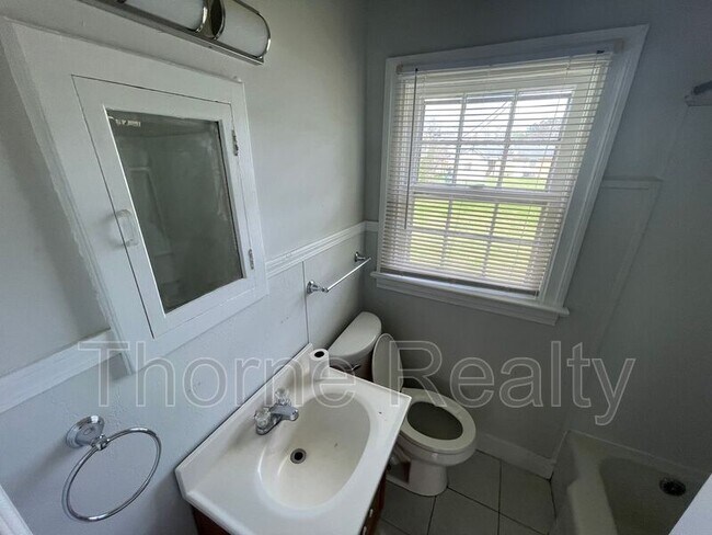 Building Photo - 2233 Oak Dr