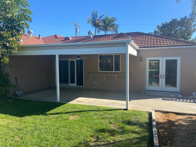 Building Photo - Beautiful, Updated 3 Bed/2 Bath in Highly Desired San Carlos!