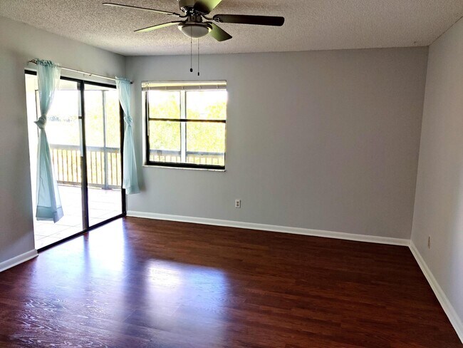 Building Photo - 1506 Lakeview Dr E