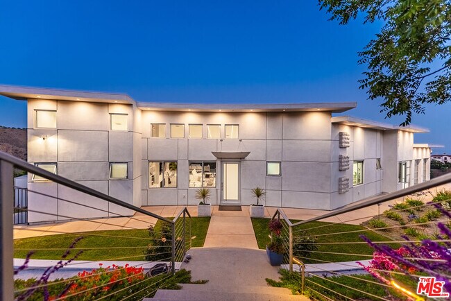 Building Photo - 28405 Via Acero St