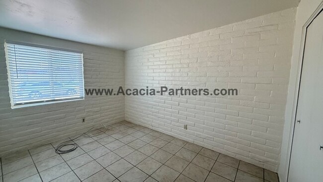 Building Photo - Eastside 3 Bedroom 2 Bath