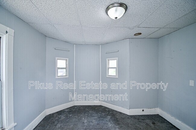Building Photo - 825 7th St NW