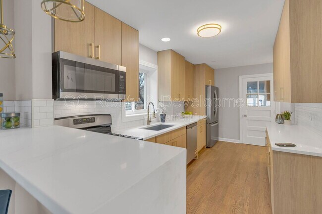 Building Photo - 6304 N Troy St