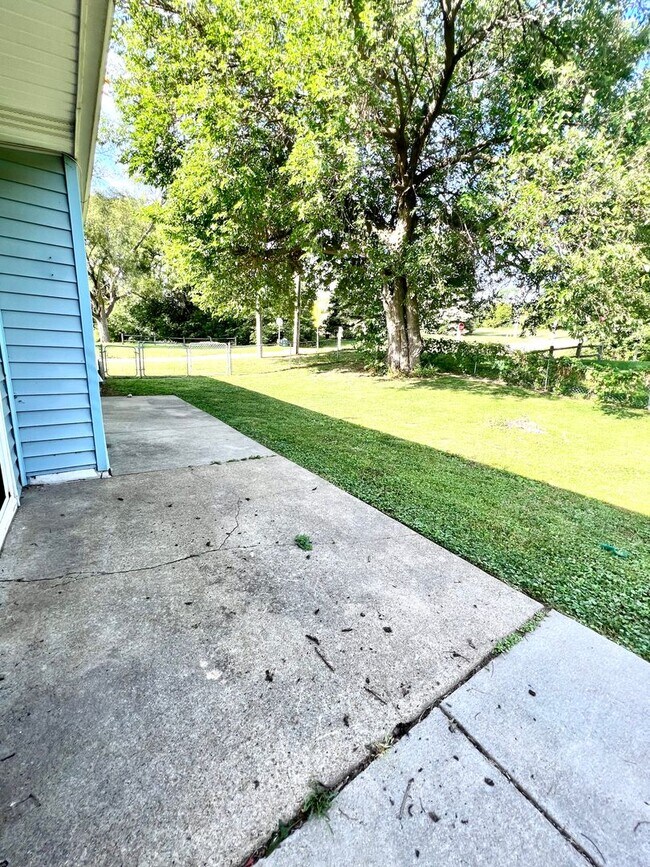 Building Photo - 3 bd, 1 bth South Omaha/Hanscom Park Home with Attaced 1 car garage! $1,425! MOVE IN SPECIAL READ...