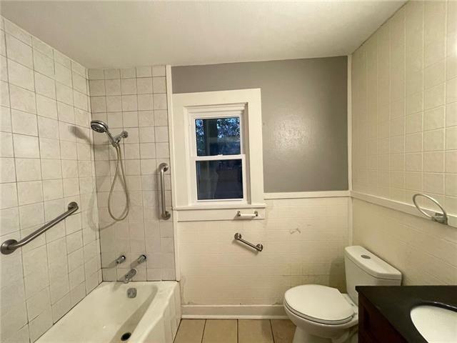 Building Photo - 215 N Carter St