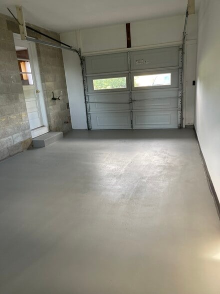 1 Car Garage - 247 W Main St