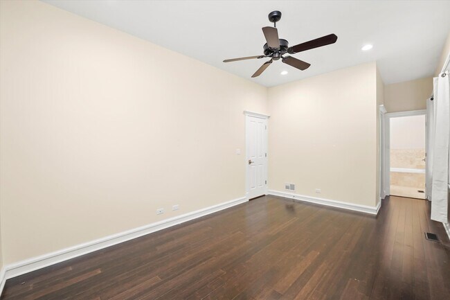 Building Photo - 2850 N Burling St